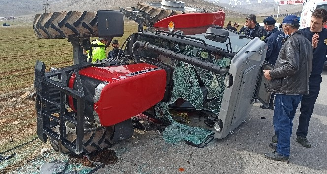 Devrilen traktörün sürücüsü kabin sayesinde hayatta kaldı