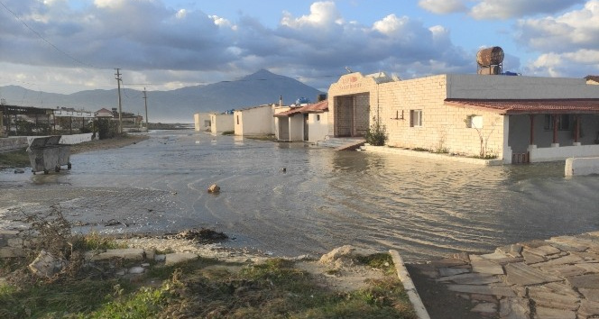 Hatay'da deniz taştı, iş yerleri ve caddeler sular altında kaldı