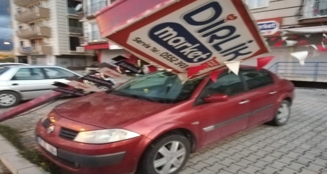 Hatay'da fırtınada reklam direği otomobilin üzerine devrildi