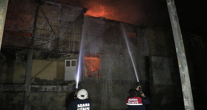 Tarihi evlerin yanındaki ahşap binada çıkan yangın korkuttu