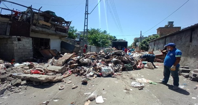 Adana'da bir evden 6 kamyon çöp çıkarıldı