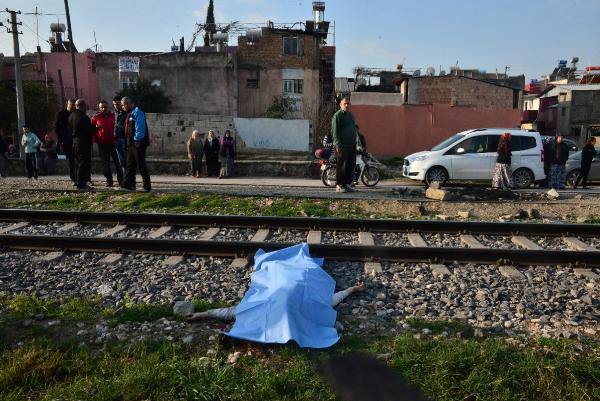 Adana'daki Tren Kazasında Ölen Genç Kız Defdenildi