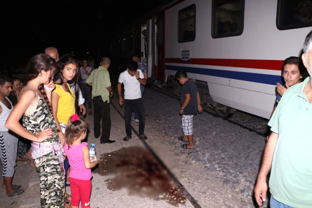 Ağabeyinin Nişanına Giderken Tren Çarptı!