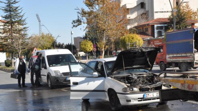 Çaldığı Otomobil Alev Alınca Yolda Bırakıp Kaçtı