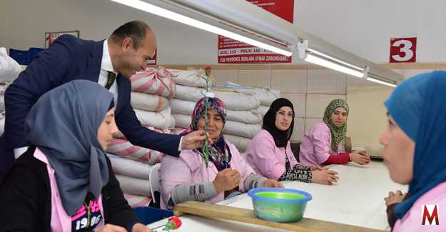 Gençlik merkezinden kadınlara karanfil 