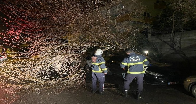 Hatay'da etkili olan fırtına araçlara zarar verdi