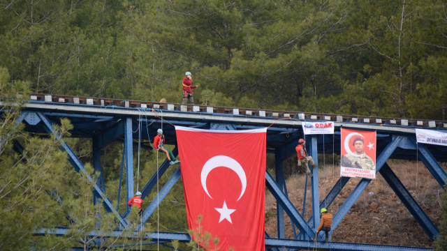 Kanlıgeçit Tren Köprüsüne Şanlı Türk Bayrağı Asıldı