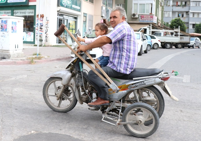 Koltuk Değnekli Sürücü Kucağındaki Çocukla Motosiklet KULLANDI