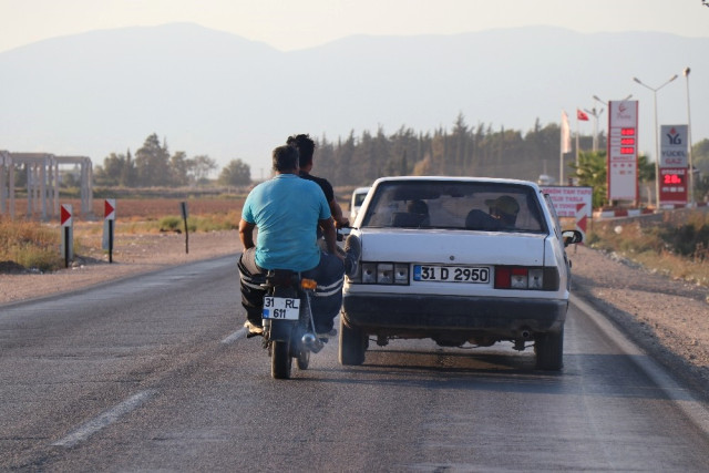 Motosiklet Sürücüsü Benzini Biten Otomobili Ayağıyla İtti!