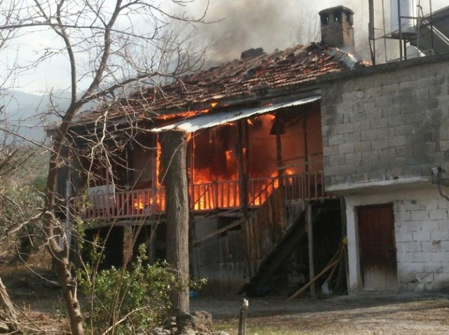 Osmaniye'de Ahşap Ev Kül Oldu