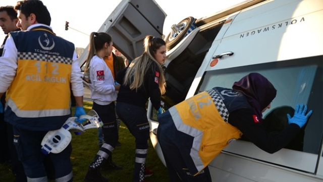 Osmaniye'de Öğrenci Servisi Refüje Çarptı: 20 Yaralı