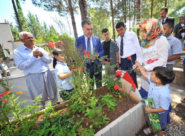 Osmaniye Şehitliğinde Bayramlaşma