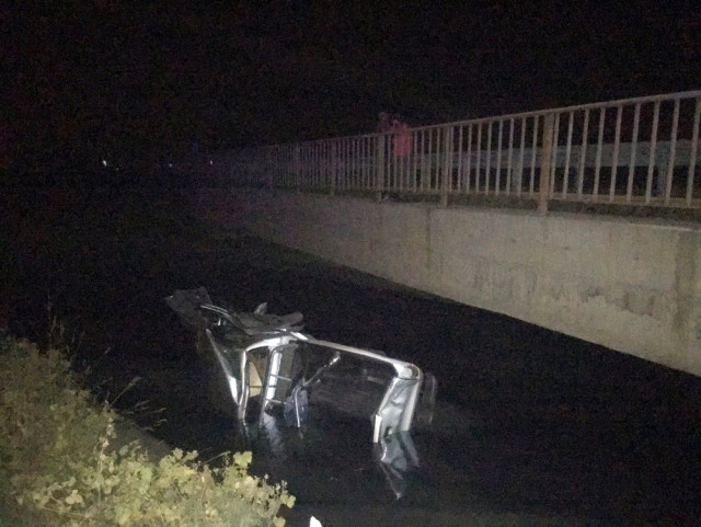 Pikap Kamyonete Çarpıp Su Kanalına Düştü: 3 Yaralı!