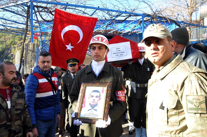 Şehit onbaşı Mustafa Cihan, Osmaniye'de gözyaşlarıyla uğurlandı 