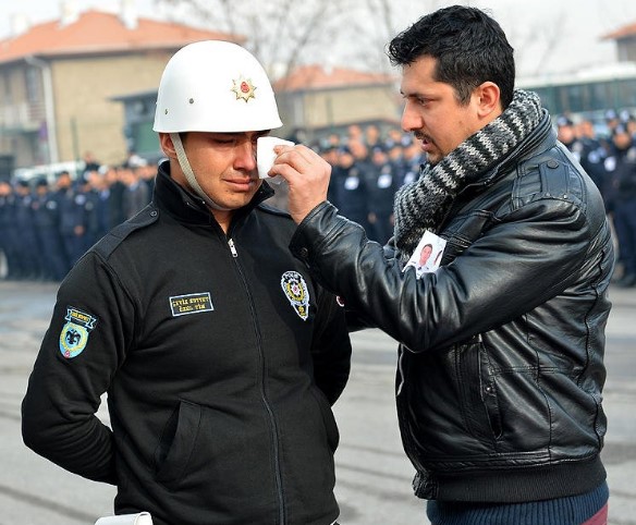 Şehit Yakını Tabut Başında Ağlayan Polisin Gözyaşını Sildi