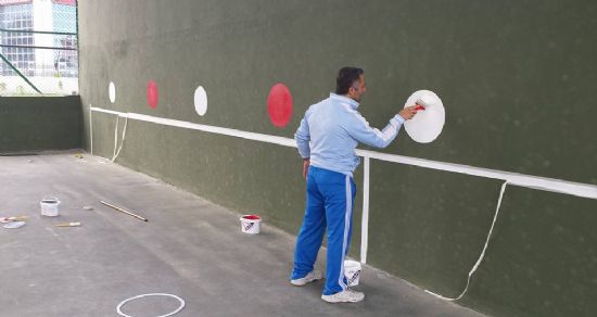 Tenis kortu çalışması için duvarı boyaması yapıldı