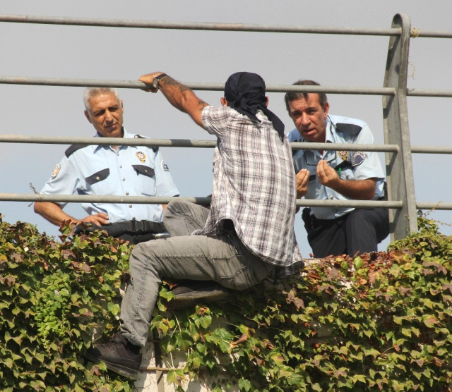 Terk Edilen Koca 5 Metreden Boşluğa ATLADI